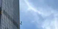&ldquo;Ha sfiorato la collisione con un aereo di linea e si &egrave; schiantato contro il grattacielo pi&ugrave; alto della citt&agrave;. Il pilota soffriva d&rsquo;insonnia cronica e ansia, &egrave; morto sul colpo&rdquo;: i dettagli dell&rsquo;incidente di un ultraleggero a Pechino
