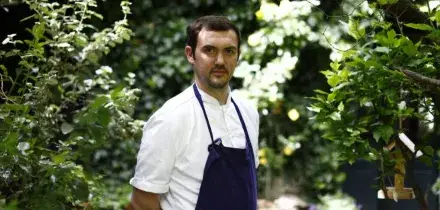 &Egrave; morto a 44 anni lo chef stellato Bertrand Gr&eacute;baut: stroncato da un tumore. Il dolore del socio Th&eacute;o Pourriat e l&rsquo;omaggio della critica: &ldquo;Era il capo di una generazione, ha rivoluzionato la cucina francese&rdquo;&rdquo;