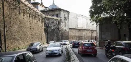 Lancia un tronco e una pietra di 9 chili sulle auto in transito a Roma: arrestato 29 enne
