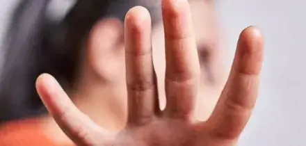 Tenta di dare fuoco alla compagna: donna salvata da un amico di famiglia, arrestato un 47enne
