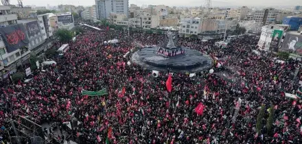 Funerali di Khamenei, la salma in processione per le strade di Teheran: milioni di persone gi&agrave; dall&rsquo;alba. Striscioni contro Trump