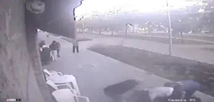 Accoltellamento per strada a Milano, le immagini del momento in cui Saidilly colpisce il 55enne alle spalle &ndash; Video