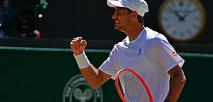 Cobolli &egrave; super: batte De Minaur in tre set e torna ai quarti di Wimbledon. &ldquo;Mi sentivo stanco, fa caldissimo. Ma ora devo trovare una casa&rdquo;