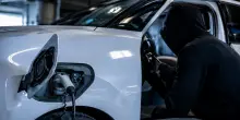 Furti d&rsquo;auto, il nuovo trend. Elettriche e ibride vengono smontate pezzo per pezzo