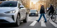 Auto elettriche pi&ugrave; sicure? S&igrave;, ma aumentano i rischi per chi va a piedi