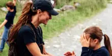 Kate Middleton pubblica nuove foto dopo la sfida delle tre montagne: l&rsquo;abbraccio con il principe William e i tre figli George, Charlotte e Louis