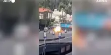 Esplosioni a Damasco, il momento in cui uno dei due ordigni scoppia vicino all&rsquo;hotel di Macron &ndash; Video