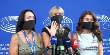 Le eurodeputate leghiste Sardone, Ceccardi e Cisint con un bavaglio nero in viso contro &ldquo;l&rsquo;Islam politico&rdquo; chiedono un incontro a Mattarella