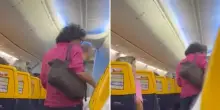 Caos su un volo con a bordo Francesco Renga: il cantautore viene fatto scendere dopo una discussione con gli steward. Stupore tra i passeggeri