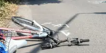 Ciclista di 67 anni uccisa da un camion a Milano: indagato l&rsquo;autista per omicidio stradale