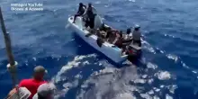 Sedici migranti minorenni salvati da un peschereccio catanese: erano in difficolt&agrave; al largo di Malta &ndash; Video