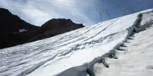 Mini e la sostenibilit&agrave; sulle Alpi. Geotessili biodegradabili per conservare la neve
