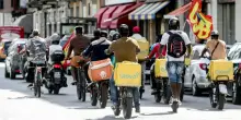 Milano, l&rsquo;ordinanza del Comune per tutelare i rider dal caldo fa scattare la protesta: &ldquo;Morire di caldo o morire di fame&rdquo;
