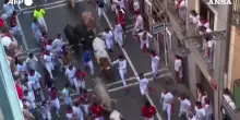 Centinaia di persone inseguite dai tori: cinque feriti al primo &lsquo;encierro&rsquo; di San Fermin a Pamplona &ndash; Video