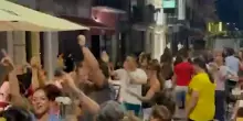 Braccia tese e dito medio, Vannacci e la moglie rispondono alla band che intona Bella Ciao a Viareggio