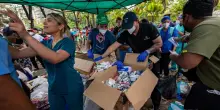 Venezuela, la rabbia dei sopravvissuti dopo il terremoto: &ldquo;Gli aiuti umanitari spariscono. Paghiamo noi i mezzi per cercare tra le macerie&rdquo;