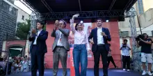 Campo largo in piazza a Napoli, Conte: &ldquo;Al governo con un&rsquo;alleanza per la Costituzione&rdquo;. Schlein: &ldquo;Mai pi&ugrave; il favore alla destra di dividerci&rdquo;