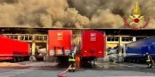 Incendio in un capannone della Bartolini di Milano: Vigili del fuoco al lavoro, fumo visibile da diversi chilometri