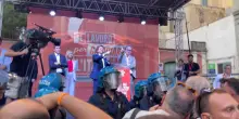 Interrotto il comizio del centrosinistra dagli attivisti di Potere al Popolo. La mediazione di Conte: &ldquo;Non facciamo decreti per impedirvi di parlare&rdquo;