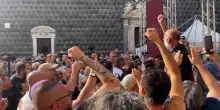 Tensioni all&rsquo;evento del campo largo a Napoli: disoccupati &ldquo;7 novembre&rdquo; tentano di occupare il palco. La protesta al grido di &ldquo;lavoro, lavoro&rdquo;