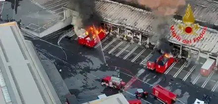 Maxi incendio nel deposito Bartolini di Milano: le immagini dall&rsquo;alto. Il Comune invita a chiudere le finestre