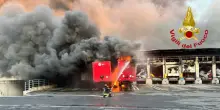 Incendio in un deposito Bartolini a Milano, circoscritte le fiamme ma pericolo esplosione per due container con bici elettriche. Aperta inchiesta