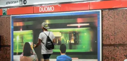 &ldquo;Cosa guardi? Sono musulmano&rdquo;: uomo sfregia una 23enne sulla banchina della metro Duomo a Milano. Arrestato