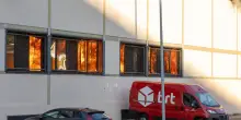 Filiale chiusa e spedizioni riallocate dopo l&rsquo;incendio alla Bartolini. L&rsquo;azienda: &ldquo;Possibili rallentamenti, ma massima trasparenza&rdquo;