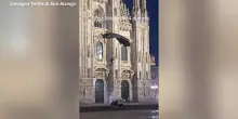 Si lancia dal Duomo all&rsquo;alba con un paracadute dai colori della Palestina: base jumper fermato dalla polizia