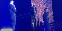 &ldquo;Vi sposate? Non avete imparato niente da me?&rdquo;: Tiziano Ferro e la battuta ironica a due fan allo stadio