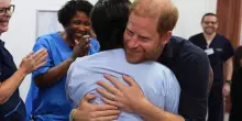 &ldquo;Camilla e William stanno facendo di tutto per rubare la scena a Harry, sono ovunque in questi giorni come mai prima ma lui &egrave; andato in un ospedale pediatrico e tutti gli volevano bene&rdquo;: i retroscena da Londra