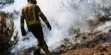 Almeno 12 morti in un incendio nei boschi dell&rsquo;Andalusia: vittime intrappolate nelle auto mentre cercavano di scappare