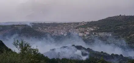 Incendio alle porte di Olbia, chiuso l&rsquo;aeroporto Costa Smeralda: voli dirottati su Cagliari e Alghero
