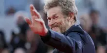 &ldquo;Mio padre era perbene e un chirurgo stimato che andava a messa tutte le domeniche. Un giorno mi ha preso in disparte dicendomi: Adoro quel film in cui interpreti uno stupratore&rdquo;: cos&igrave; Willem Dafoe