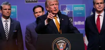 Trump minaccia: &ldquo;Mille missili pronti a colpire l&rsquo;Iran se sar&ograve; ucciso&rdquo;. Il ministro Araghchi arrivato in Oman per i colloqui