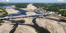 Le incredibili immagini della Loira prosciugata a causa della siccit&agrave;: il fiume pi&ugrave; lungo di Francia &egrave; una distesa di sabbia