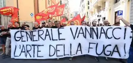 &ldquo;Vannacci, Genova non ti vuole&rdquo;: il leader di FnV accolto dalle proteste in citt&agrave;. E il suo comizio slitta di un&rsquo;ora