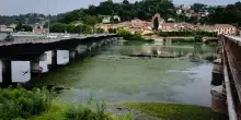 Caldo estremo, il Po a Torino &egrave; invaso da alghe e piante acquatiche invasive: la rimozione non &egrave; servita &ndash; Video