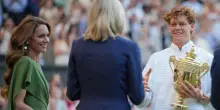 &ldquo;Non tutti i giorni, ma nei weekend&rdquo;: il principe George racconta a Sinner la sua passione per il tennis. E Kate vestita di verde oliva &egrave; la vera regina di Wimbledon