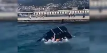 Uomo precipita in acqua con l&rsquo;automobile, i militari dell&rsquo;Accademia di Modena in visita a Trieste si tuffano per salvarlo &ndash; Video