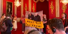 &ldquo;Cosa sapevano Carlo e William? La monarchia sopravvive grazie alla segretezza&rdquo;: un lenzuolo con la foto di Andrea ed Epstein nella sala del trono a Buckingham Palace