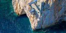 Il celebre &ldquo;Salto della Fede&rdquo; da 27 metri: lo spettacolo dei tuffi a Porto Flavia e il tributo ad Assassin&rsquo;s Creed