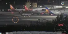 Un pneumatico si stacca da un aereo Ryanair sulla pista di Lanzarote: il video della webcam dell&rsquo;aeroporto. E&rsquo; il secondo incidente in poche ore per Boeing