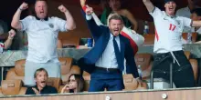 &ldquo;Dentro stava festeggiando, te lo assicuro&rdquo;: le immagini di Victoria Beckham impassibile in tribuna mentre l&rsquo;Inghilterra vince sono virali, il marito David la difende