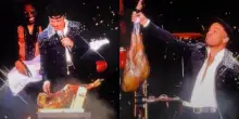 Bruno Mars mette in pausa il concerto e affetta un prosciutto sul palco &ndash; IL VIDEO