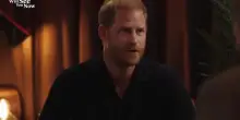 &ldquo;I miei capelli? Non sono rossi. Lass&ugrave; in cima ormai non sta succedendo granch&eacute;, cerco di non guardare. Il mio lavoro? Sono pap&agrave; a tempo pieno e principe d&rsquo;Inghilterra&rdquo;: cos&igrave; Harry
