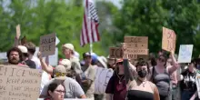 Trump costretto a mettere un freno all&rsquo;Ice: sospesi i fermi stradali dopo la morte di tre persone in Maine, Texas e Florida