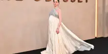&ldquo;Io e mio marito siamo scioccati che sia successo a 43 anni&rdquo;: Anne Hathaway racconta con ironia la sorpresa della terza gravidanza