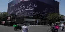 Il presidente Usa Donald Trump in una bara: svelato un nuovo murale in Piazza Enghelab a Teheran