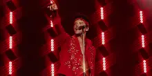 &ldquo;Grazie Dio, proteggi il pubblico e donaci la forza&rdquo;: Bruno Mars fa ballare San Siro in una discoteca Anni 70 e omaggia l&rsquo;Italia su una vespa con la sciarpa della Nazionale. Prima si &egrave; abbuffato di carbonara